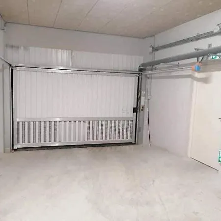 Vibes, Indoor Parking, Breakfast & Air Conditioning *