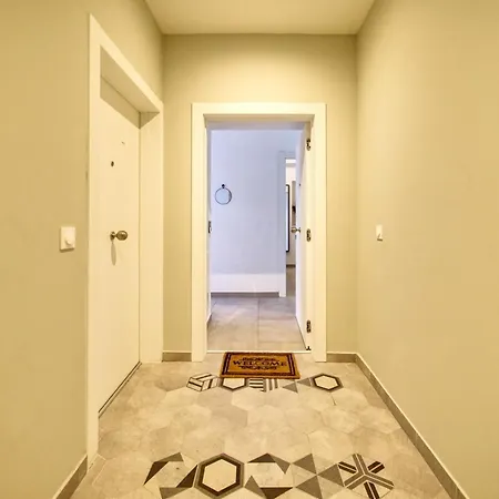 Vibes, Indoor Parking, Breakfast & Air Conditioning *