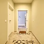 Vibes, Indoor Parking & Air Conditioning *